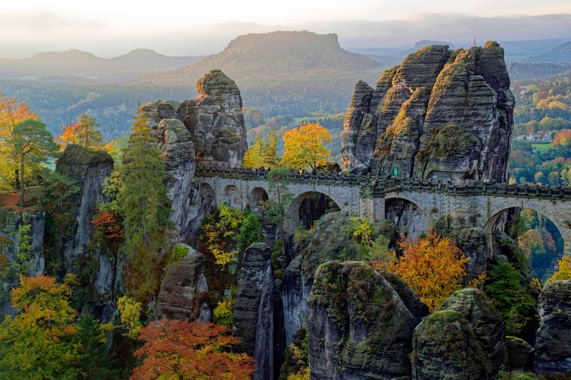 Die Basteibrücke in der Sächsischen Schweiz ist ein wahrer Traum für Naturliebhaber und Wanderfreunde.