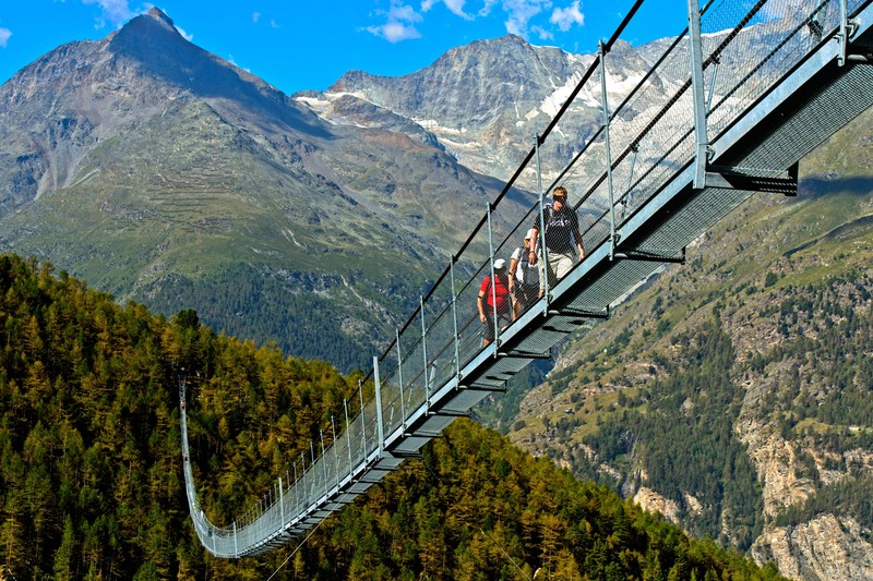 Die Charles Kuonen Hängebrücke ist eine 494 Meter lange Seilbrücke auf dem Europaweg an der östlichen Talseite des Mattertals in der Schweiz, die als «Hängebrücke» bezeichnet wird.