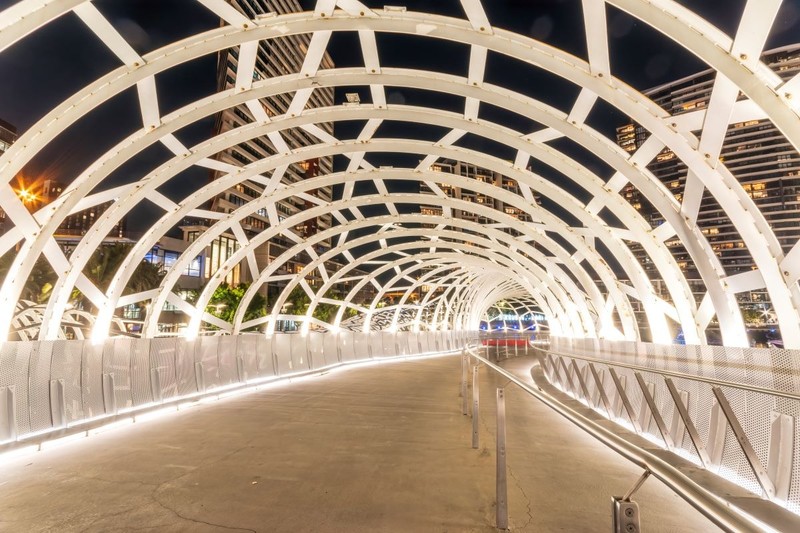 Die futuristisch gestaltete Webb Bridge in Melbourne überquert den Yarra River und zählt zu den beliebtesten Foto-Motiven der Gegend.