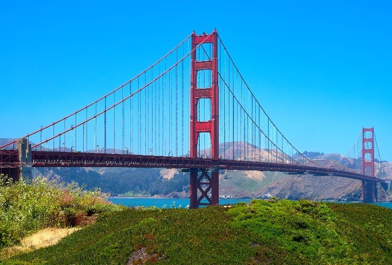 Die Golden Gate Bridge (englisch für Brücke über das goldene Tor) ist eine Hängebrücke am Eingang zur Bucht von San Francisco über das Golden Gate in Kalifornien.