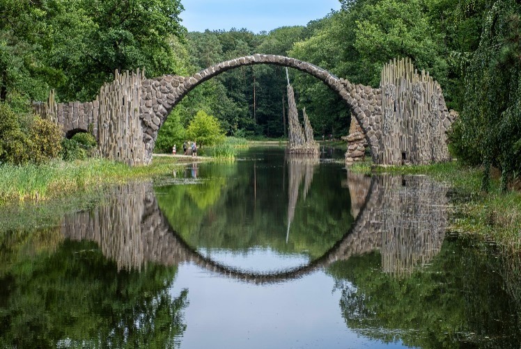 Die Rakotzbrücke, auch Teufelsbrücke, im Azaleen- und Rhododendronpark Kromlau am Rakotzsee ist ein Landschaftselement der romantischen Gartenarchitektur des 19. Jahrhunderts.