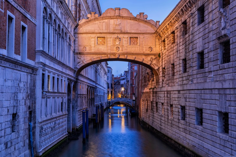 Die Seufzerbrücke (italienisch Ponte dei Sospiri) ist eine Bautenverbindungsbrücke, die den Dogenpalast und die Prigioni nuove, das neue Gefängnis, in der italienischen Stadt Venedig verbindet