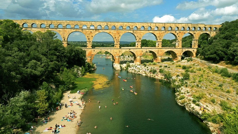 Die zwischen Nîmes und Uzès gelegene Brücke, die vor rund 2.000 Jahren von den Römern erbaut wurde, überquert den Fluss Gardon.