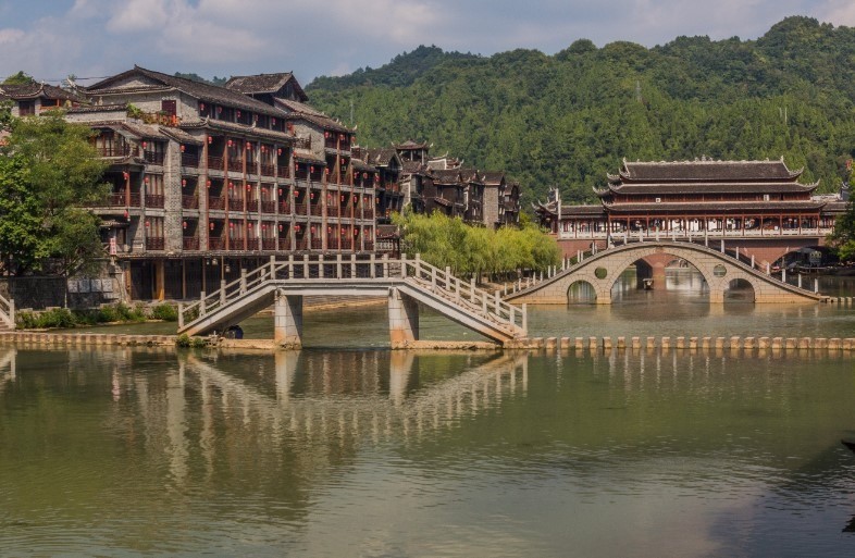 enghuang, die Stadt des Phönix, überzeugt außerdem mit seiner historischen Altstadt inklusive traditioneller, gut erhaltener Pfahlbauten.