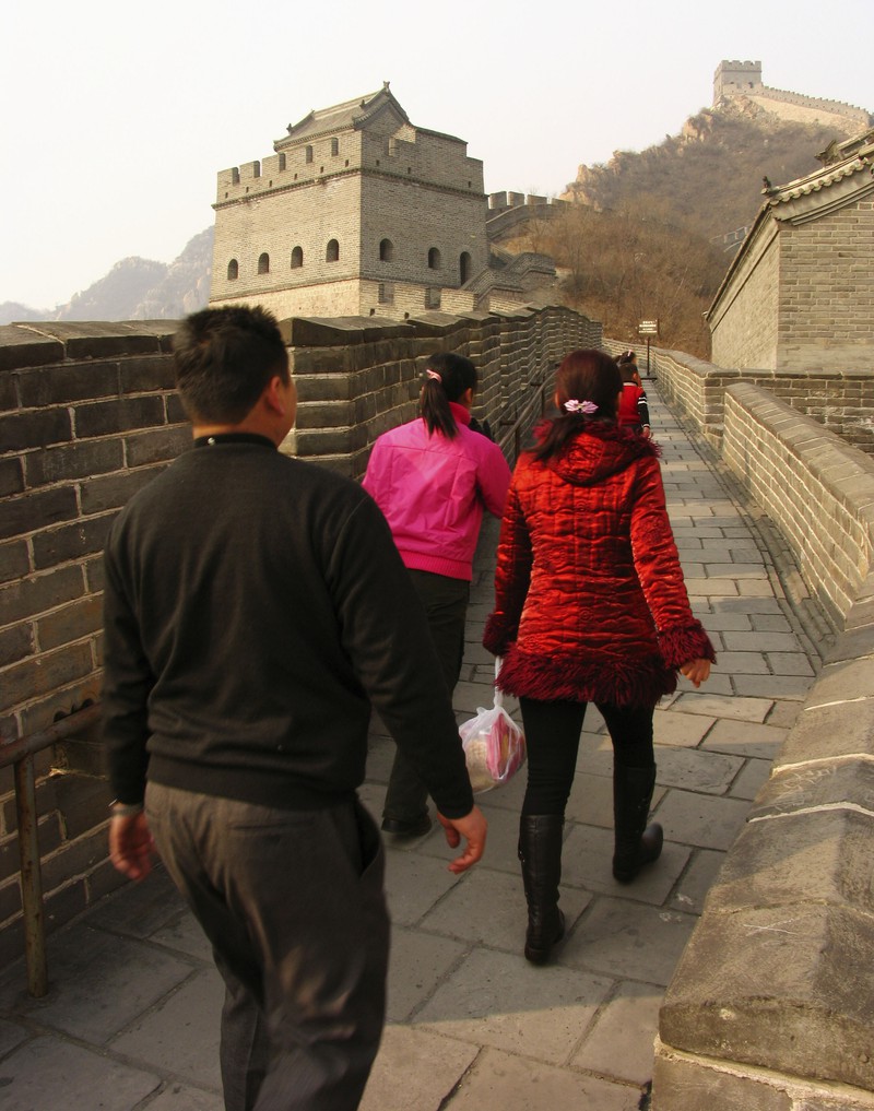 Besuche die Chinesische Mauer nicht während der Urlaubszeit, da sie für Touristen ein beliebtes Ziel ist.