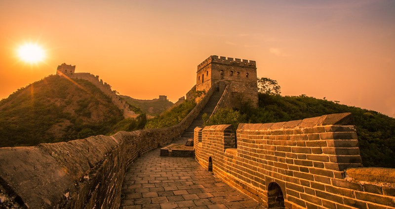 Die Chinesische Mauer kann man nicht vom Weltall aus mit dem bloßen Auge sehen.