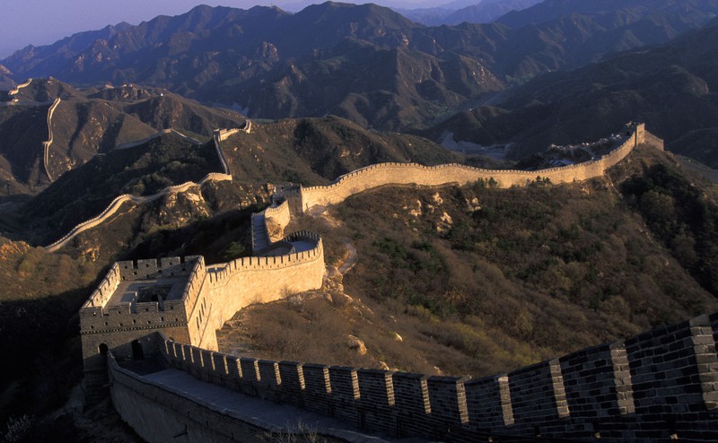 Wie ein windender Drachenschwanz schlängelt sich die Chinesische Mauer über Chinas nördliche Grenze.