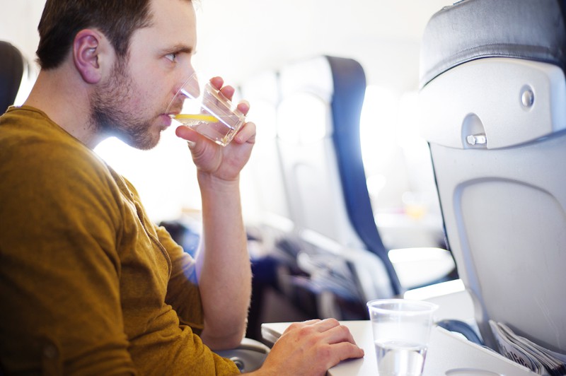 Auch im Flugzeug solltest du darauf achten, genug Wasser zu trinken.