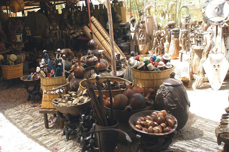 In Ouagadougou in Afrika gibt es Märkte, auf denen zahlreiche Kunstwerke ausgestellt werden.