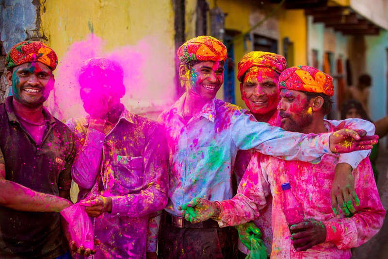 Die Farben, die beim Holi Festivals geworfen werden, haben auch eine Bedeutung.