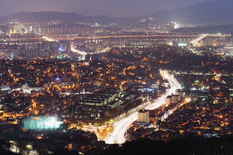 Das Foto zeigt die südkoreanische Stadt Seoul bei Nacht