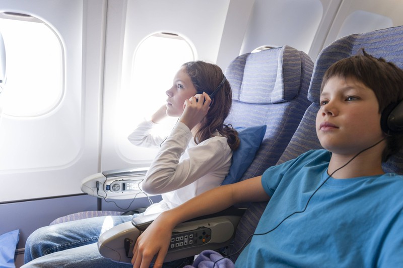 Bücher und Musik können Kleinkinder während eines Flugs ablenken.