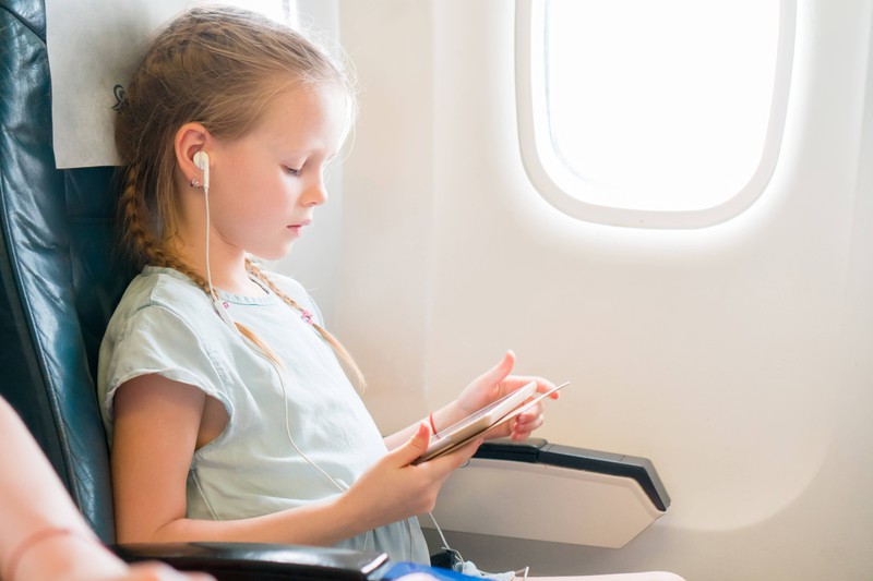 Spezielle Apps können beim Fliegen für Ablenkung bei Kleinkindern sorgen.