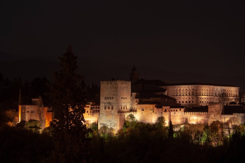 Granada im Süden Spaniens ist bei Urlauber*innen sehr beliebt.