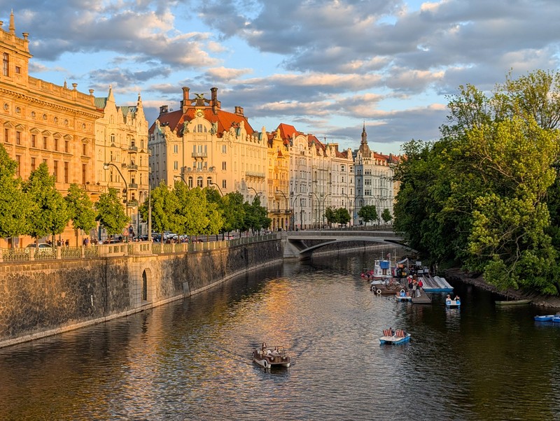 Prag ist die Hauptstadt der Tschechischen Republik und liegt an der Moldau.