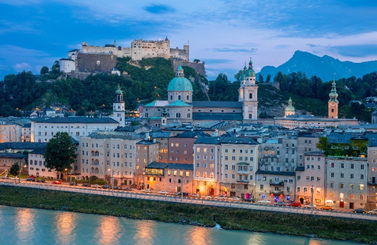 Salzburg in Österreich ist eine beliebte Stadt für Musikfans.