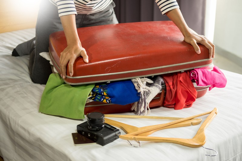 Um nicht zu viel zu packen, solltest du Sachen zu Hause lassen, die du nicht zweimal pro Woche benutzt.