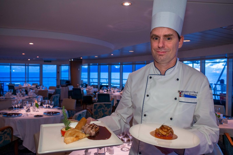 An Bord eines Kreuzfahrtschiffes isst man schon mal mehr, wenn es so viel gutes Essen gibt.