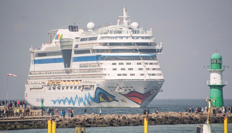 Dadurch, dass auf Kreuzfahrtschiffen so viele Menschen auf geringem Platz leben, können an Bord Epidemien ausbrechen.