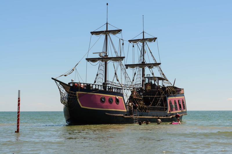 Piratenschiffe gibt es nicht nur in Geschichten, sondern auch in der Realität.