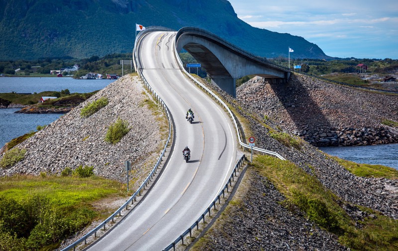 Die Atlanterhavsveien in Norwegen gilt als eine der spektakulärsten und gefährlichsten Straßen der Welt
