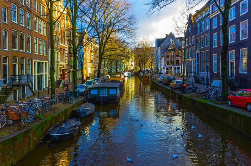 Die Fahrrad-Stadt Amsterdam hat eigene Angler, die die Drahtesel wieder aus den Kanälen holen.