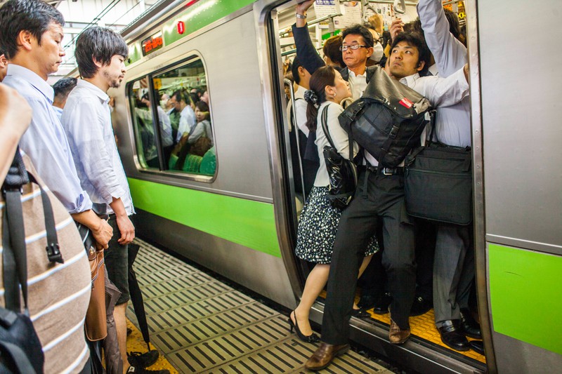 Es ist allseits bekannt, dass in den Zügen Tokios der Platz bis zum letzten Zentimeter gefüllt wird.