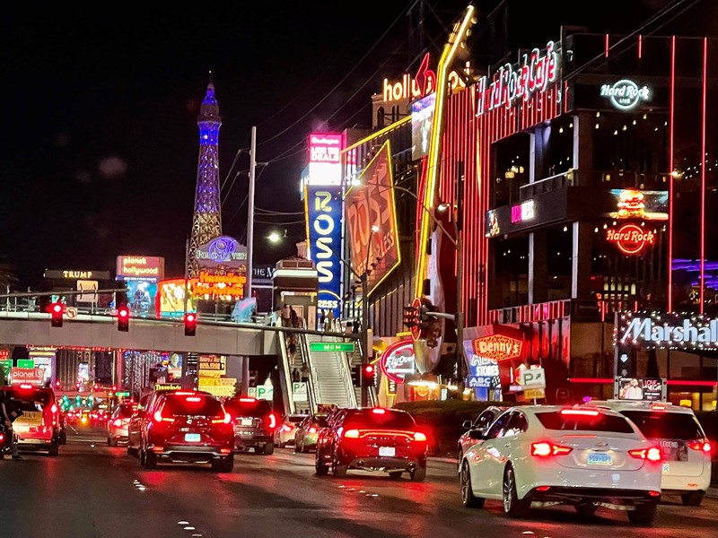 Der Las Vegas Strip in Nevada ist zweifellos ein spektakuläres Schauspiel, doch für manche Besucher mag die grelle Werbung, das Gedränge und die übermäßige Betonung des Glücksspiels abschreckend wirken.