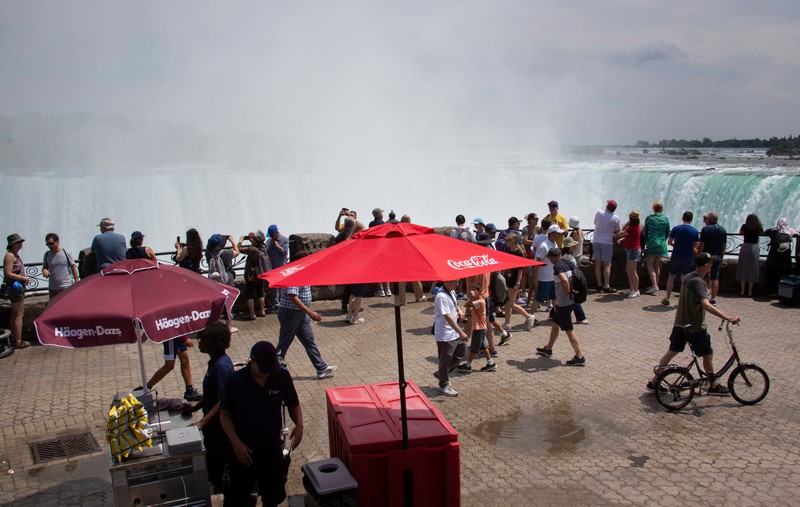 Die Niagara Falls in New York sind zweifellos atemberaubend, doch der Touristenansturm und die stark kommerzialisierte Umgebung könnten viele Besucher enttäuschen.