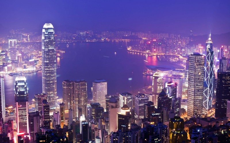 In Hongkong sieht man viele Wolkenkratzer.