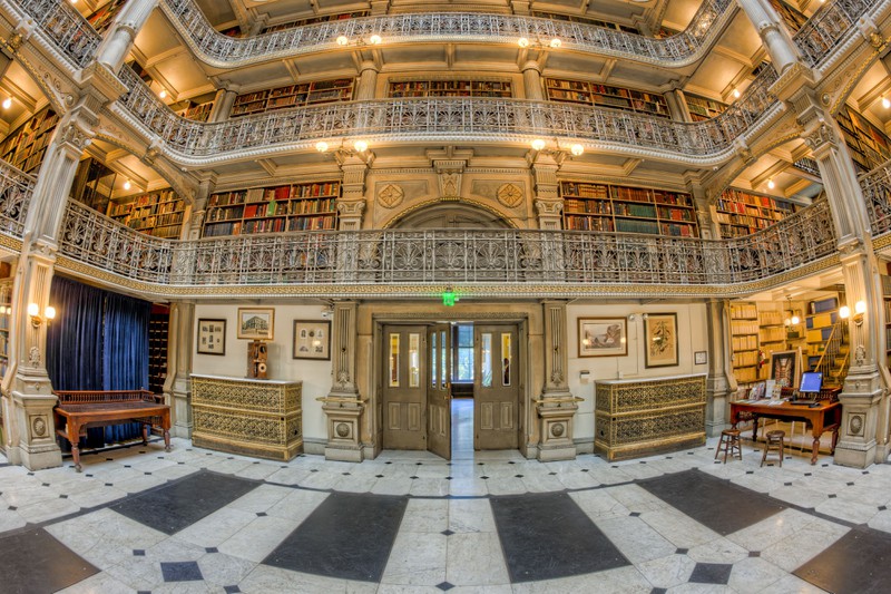 In einigen Bibliotheken kannst du dich nicht nur belesen, sondern sie auch als architektonische Meisterwerke bewundern.