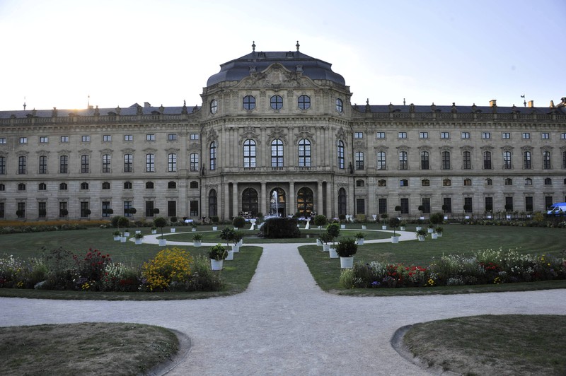 Der barocke Residenzbau in Würzburg dient heute hauptsächlich als Museum mit über 40 wiederhergestellten Räumen.