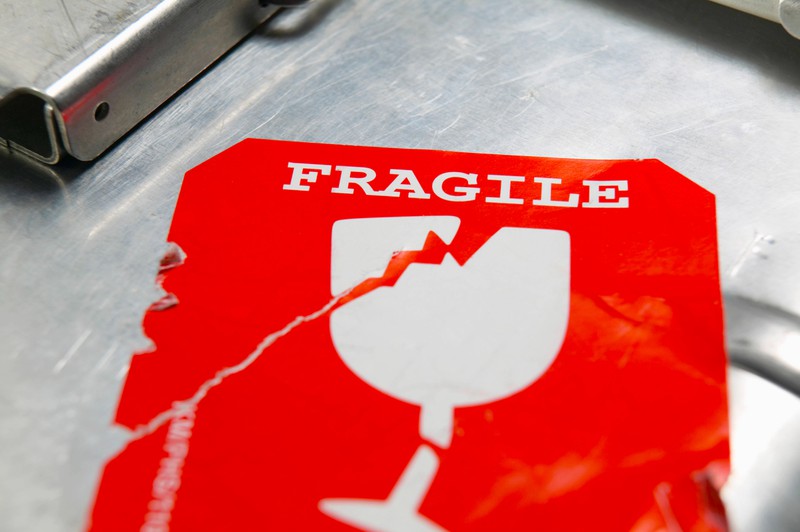 Ein Aufkleber mit „Zerbrechlich" oder „Fragile" sorgt schon für bessere Behandlung deines Gepäcks.