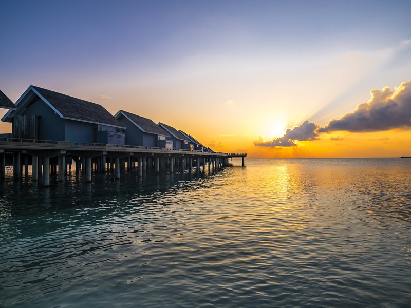 Auf den Malediven wirst du Zeuge atemberaubender Sonnenuntergänge.