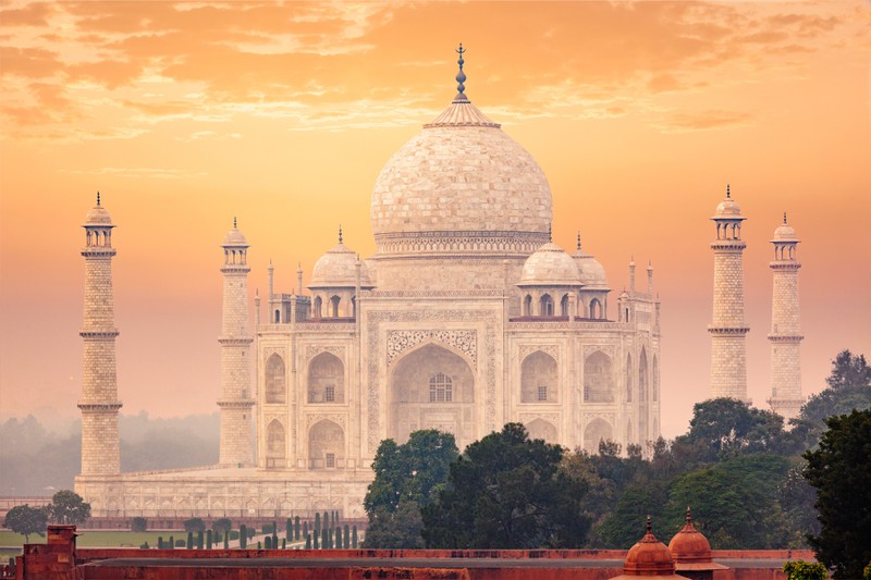 Der Sonnenuntergang am Taj Mahal bietet dir eine malerische Szene, die du unbedingt gesehen haben solltest.