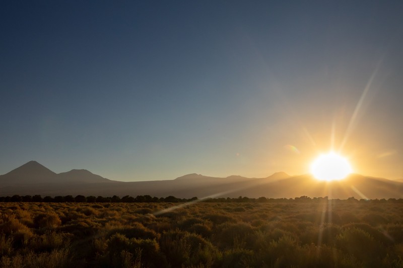 Durch den klaren Himmel in der Atacama-Wüste wirst du anderswo kaum so einen natürlichen und spektakulären Sonnenuntergang sehen.
