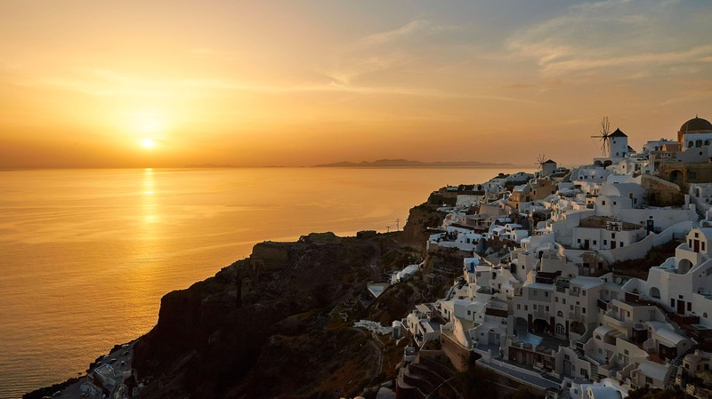 Santorini bietet dir einen idyllischen Sonnenuntergang wie aus einem Film.