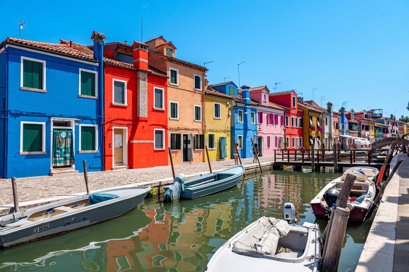 Burano ist aufgrund seiner Farben märchenhaft schön.