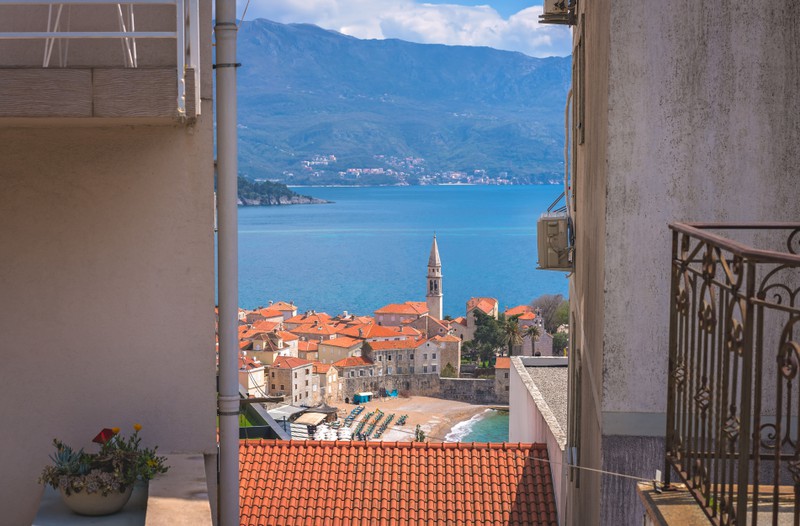Budva in Montenegro hat einen schönen Strand und eine Altstadt zu bieten.