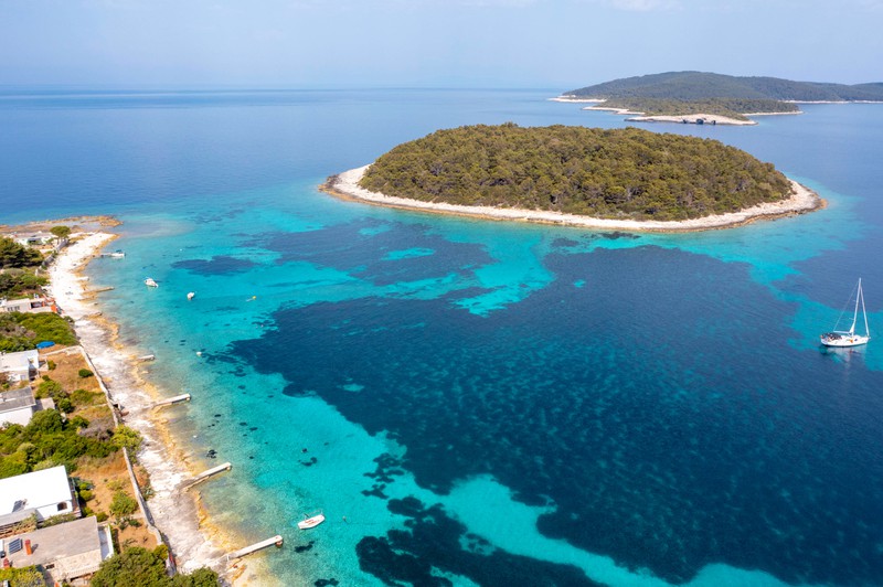 Die Küste an der Adria in Kroatien. Ein Gebiet mit vielen Inseln