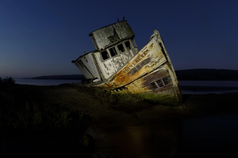Die SS Point Reyes ruht heute traurig und verlassen auf einer Sandbank vor der Küste Kaliforniens.