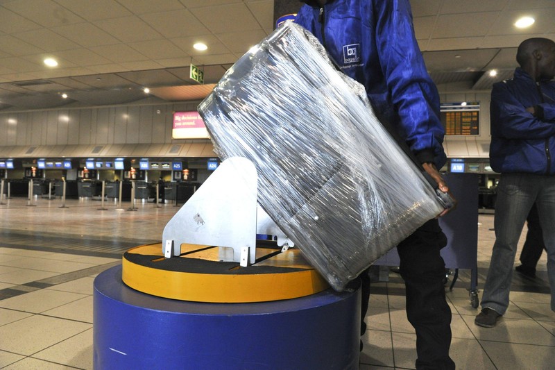 Manche Fluggäste packen ihren Koffer in Folie. Doch warum ist das so?