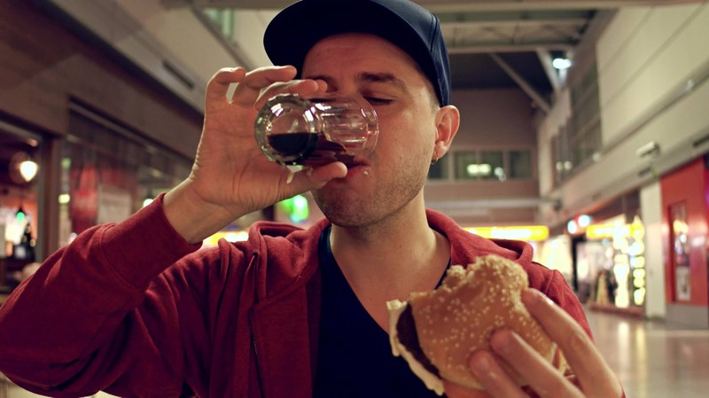 Ein Hotelmanager war so betrunken, dass er Essen vom Flughafen-Cafe klaute