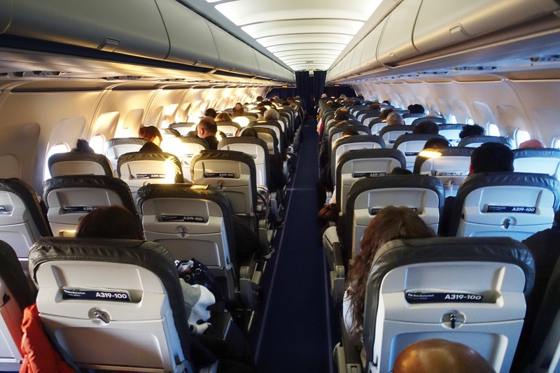 Kranke Passagiere sollen nicht im Flugzeug mitreisen, um die Gesundheit der anderen zu schützen.