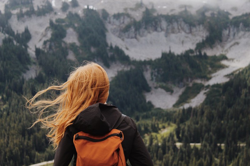 Dieses Bild zeigt eine Touristin in einer Funktionsjacke.