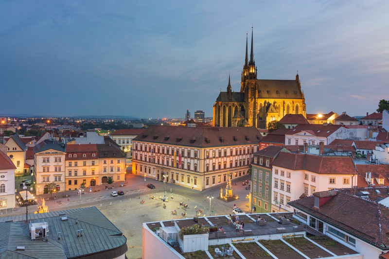 Brno ist im Vergleich zu Prag moderne und innovativer, weshalb du die Stadt eher zum Reiseziel machen solltest.