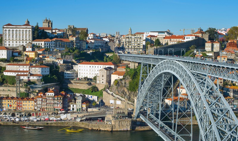 Der Architekt des Eiffelturms hat in Porto auch die Brücken entworfen, was die Stadt schon die Reise wert macht.