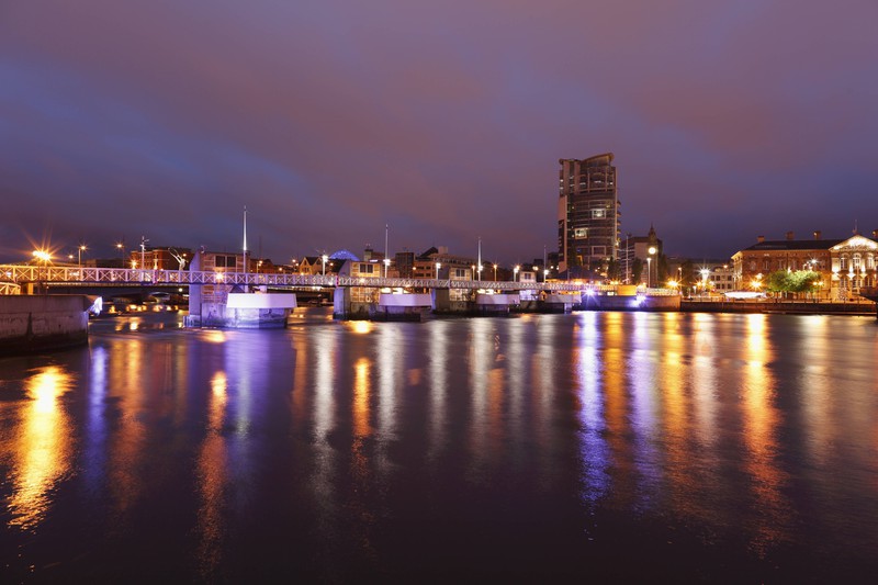 Die nordirische Hauptstadt bietet dir nicht nur Geschichte, sondern ist auch als Hafen- sowie Filmstadt faszinierend.