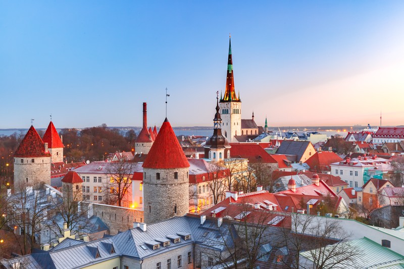 Die Stadtmauern und Festungen in Tallinn geben dir eine Atmosphäre von Mittelalter.