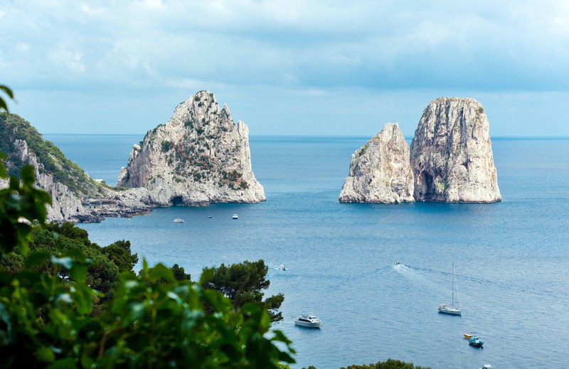 Die Insel Capri in Italien hat eine wunderschöne blaue Grotte, die bei Touristen beliebt ist.